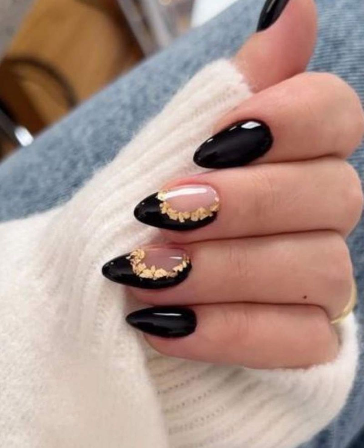 Uñas de Navidad en negro con detalles en dorado
