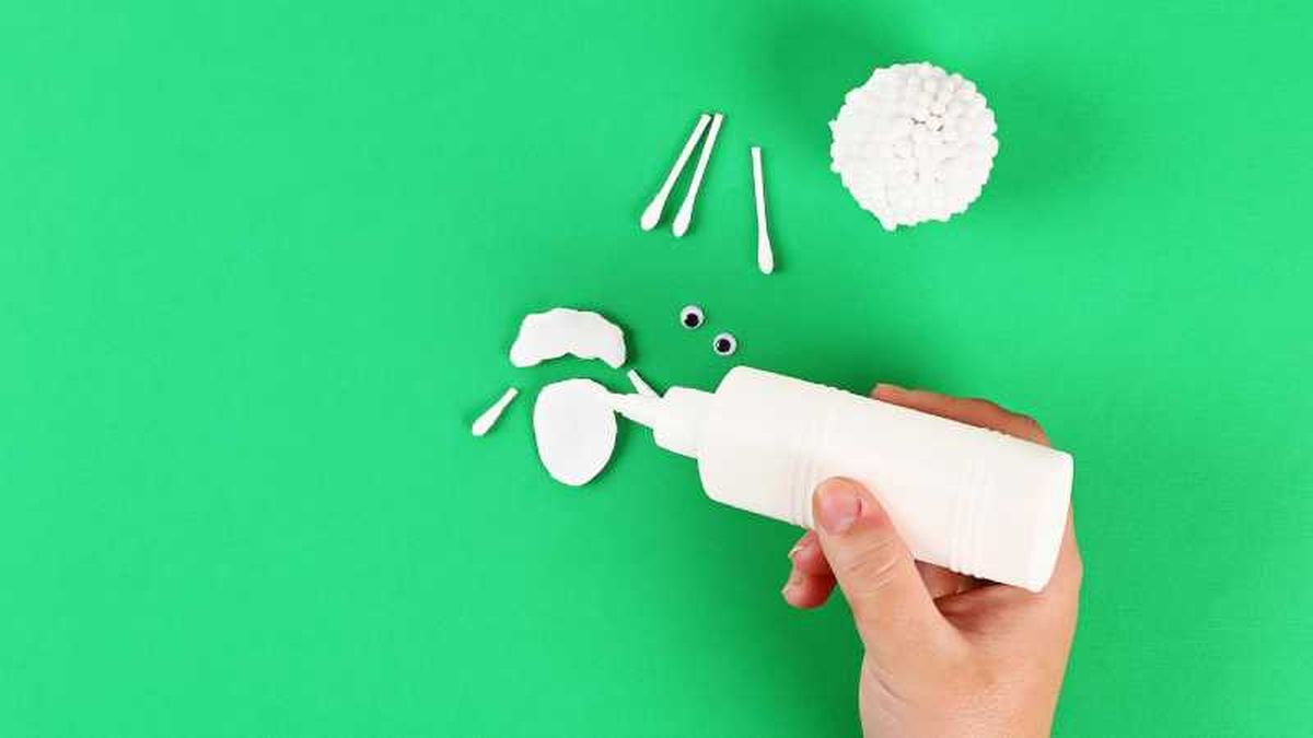 Paso cuatro para hacer una oveja con bastoncillos de algodón.