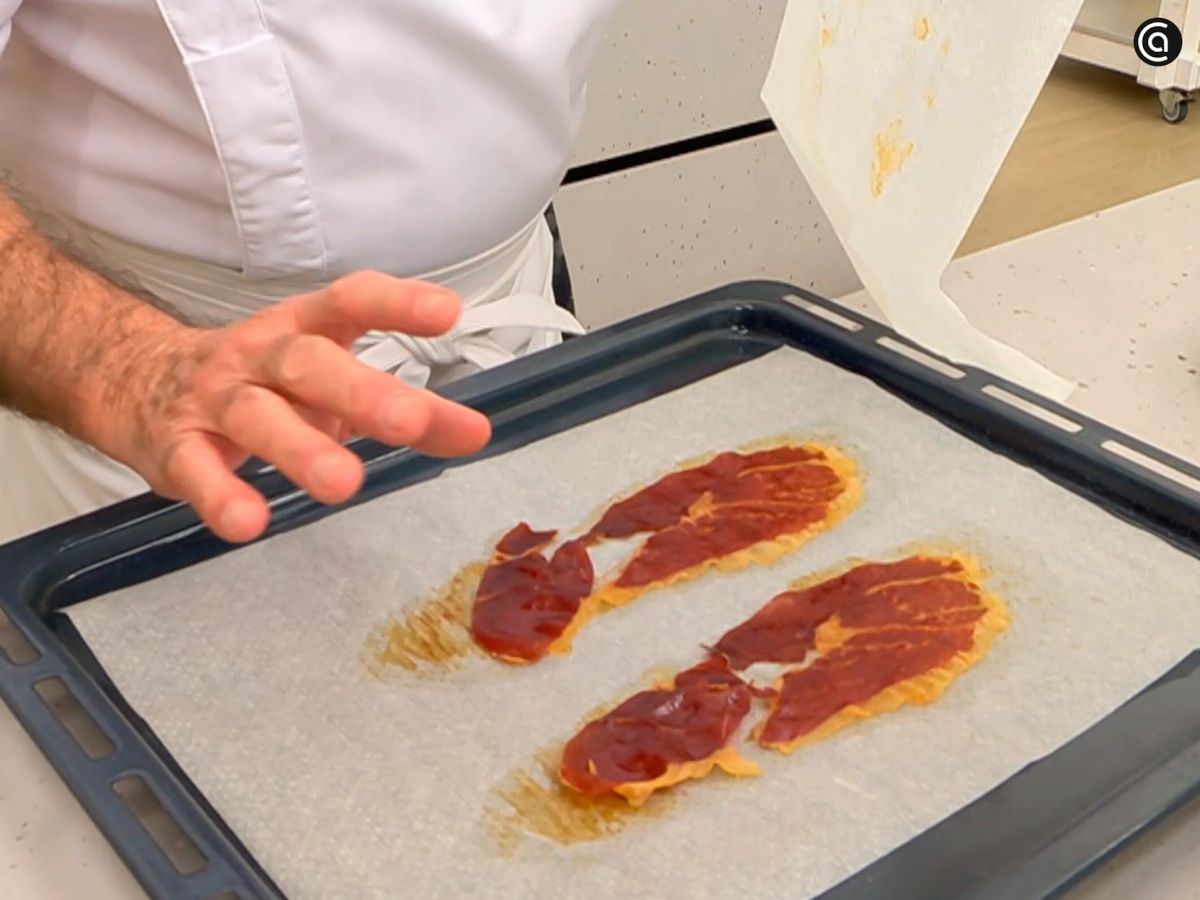 Coloca el jamón entre dos papeles y llévalo al horno