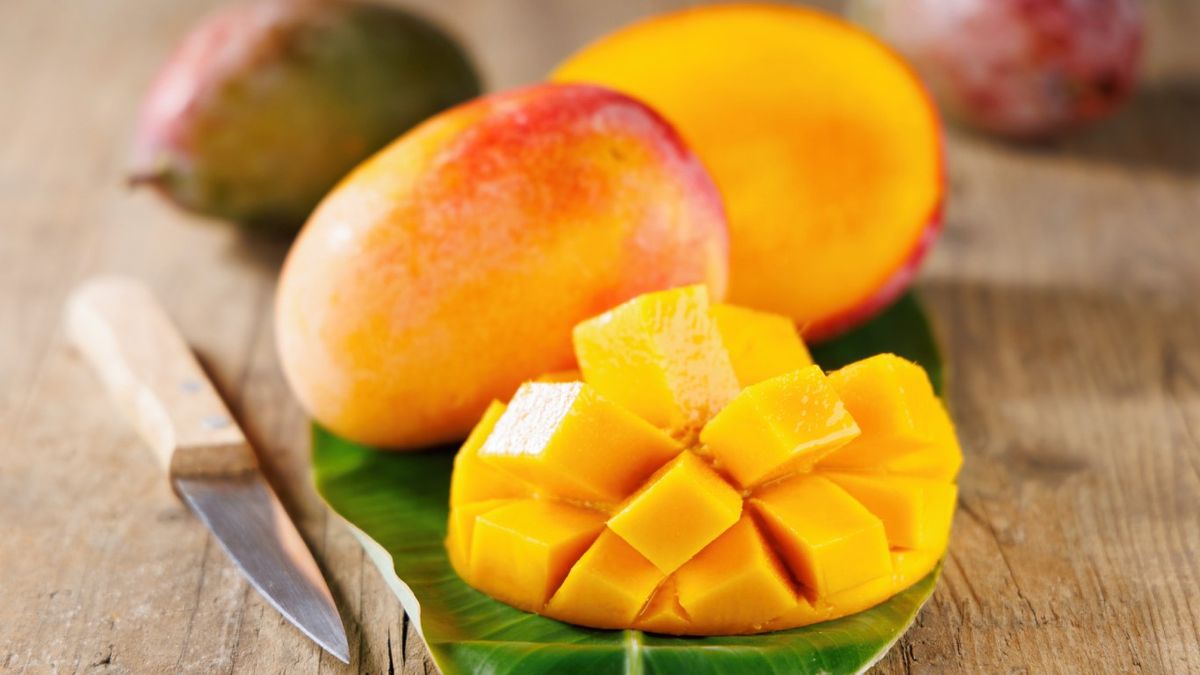 Con cuchillo o vaso, estas son las formas más prácticas para pelar un mango fácilmente