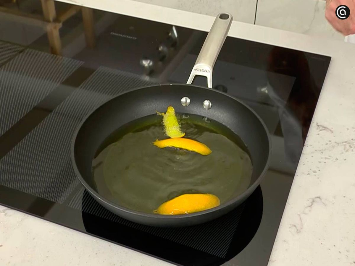 Calienta el aceite con cáscara de naranja