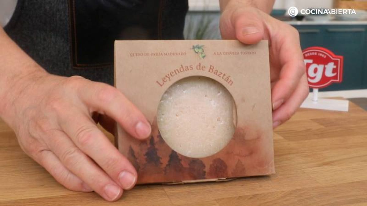 Corta y ralla el queso de oveja madurado