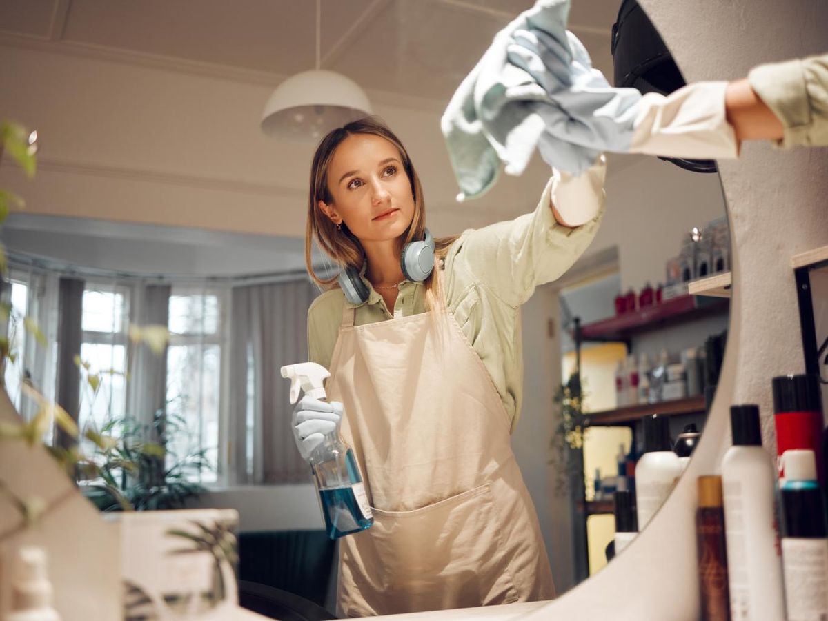 Limpiar salpicaduras del espejo del baño es rápido y mejora al instante su apariencia.