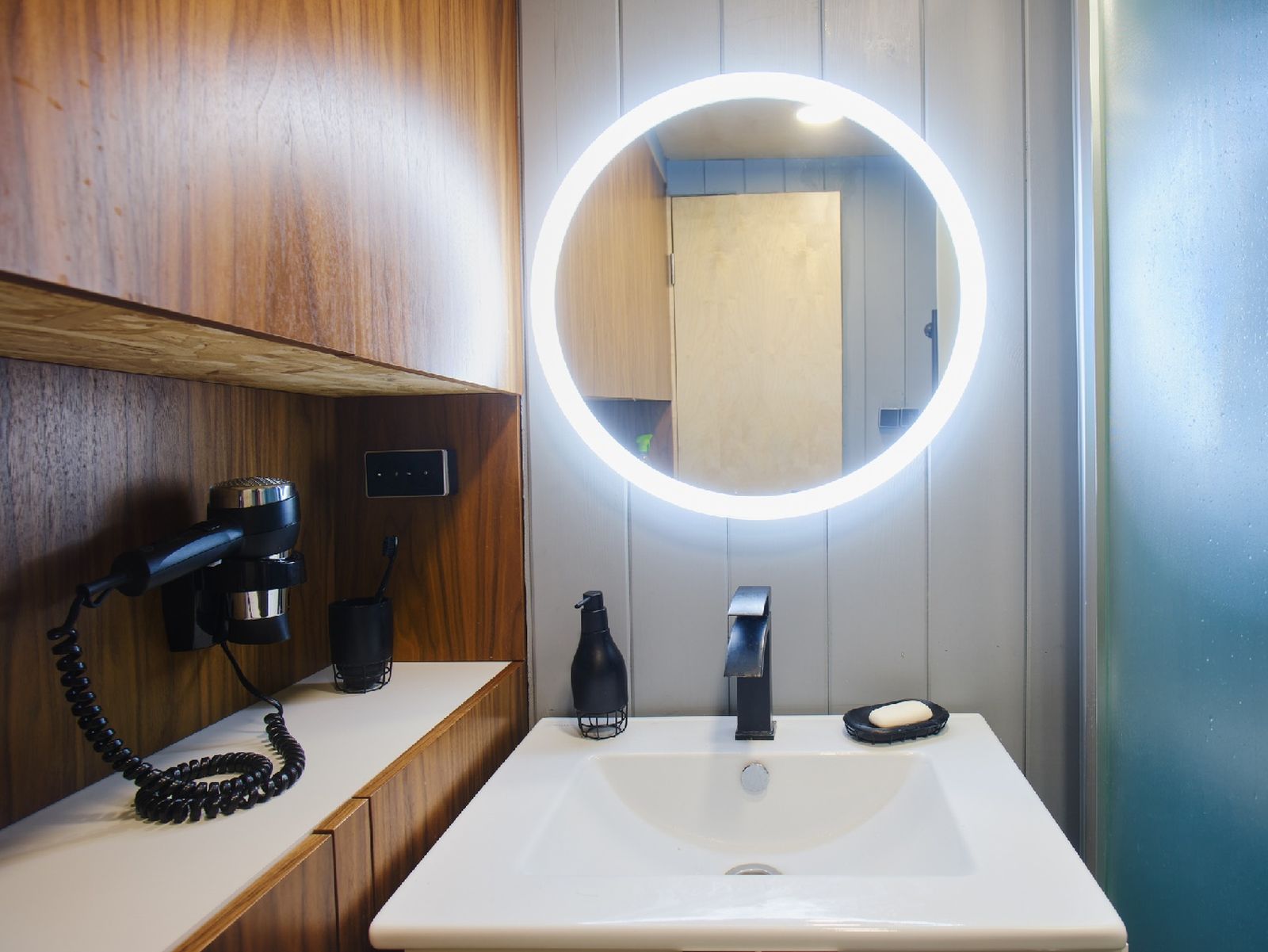 Incorpora luz LED detrás del espejo para añadir profundidad Incorpora luz LED detrás del espejo para añadir profundidad