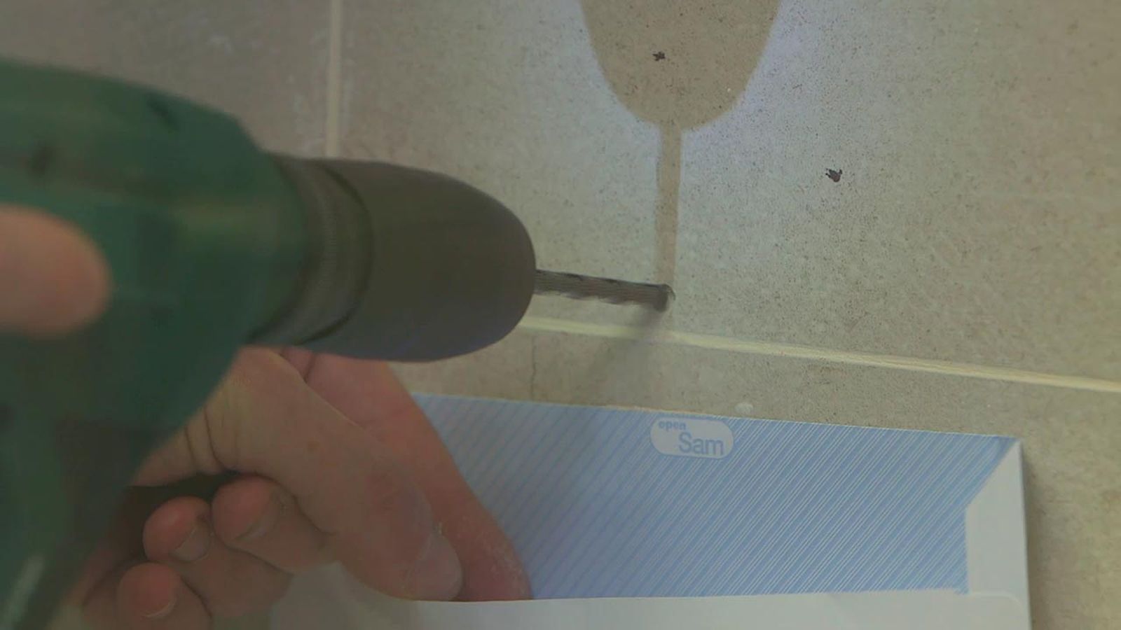 Como colocar accesorios de seguridad en el bano paso 2 Como colocar accesorios de seguridad en el bano paso 2