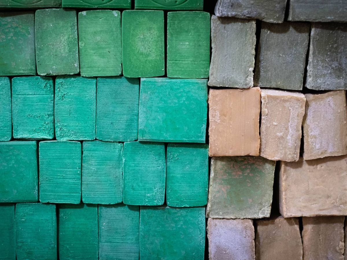 El jabón de Alepo cambia de color durante su curación: de verde intenso a marrón claro.