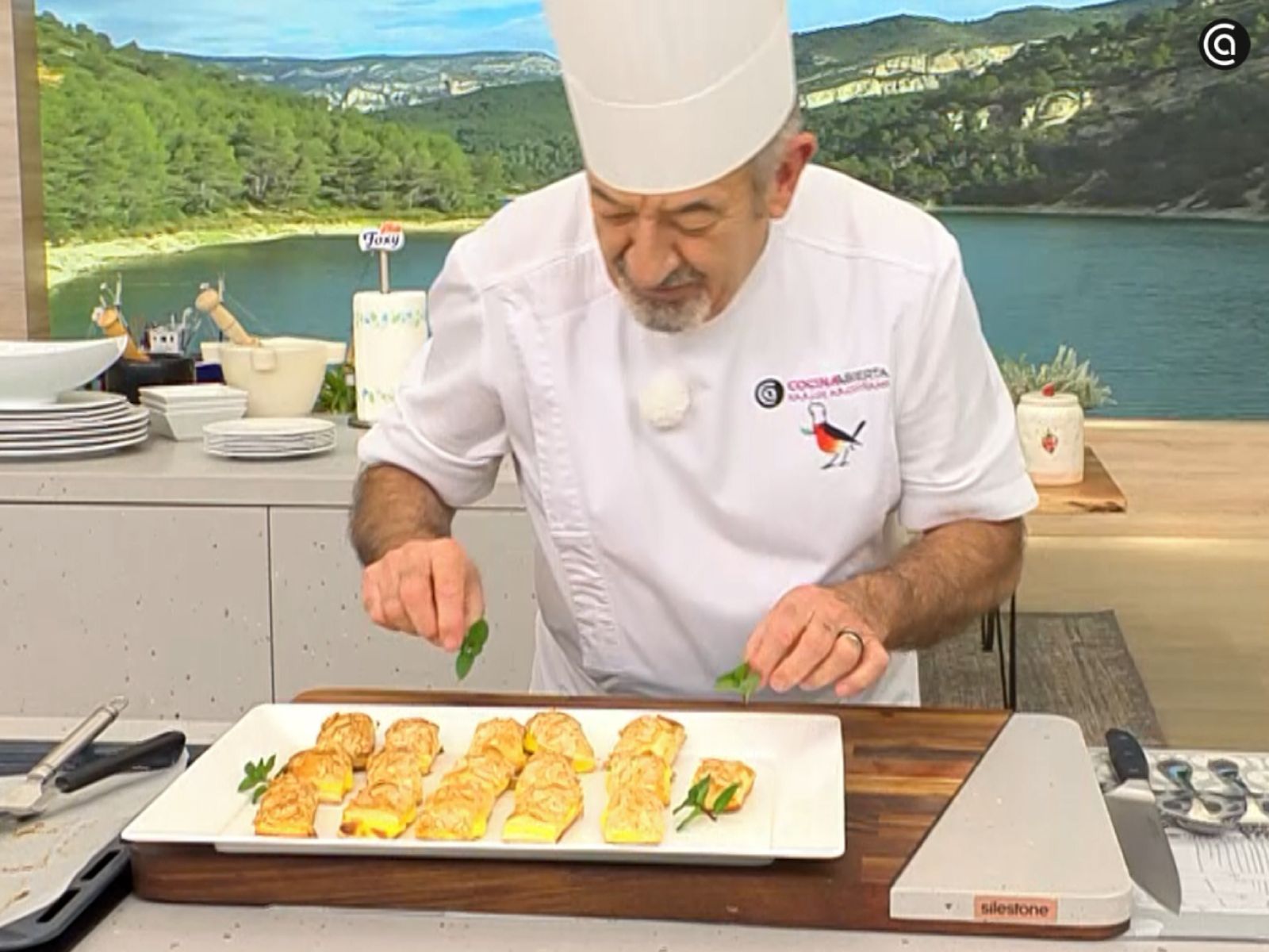 Emplata y añade unas hojas de menta para dar color plato.