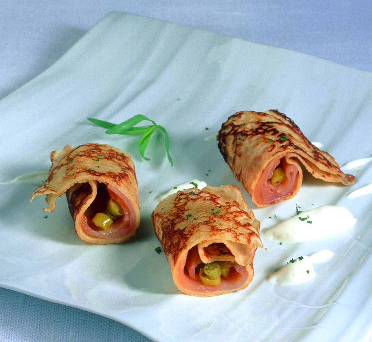 Crepes de salmón ahumado con salsa de yogur y naranja