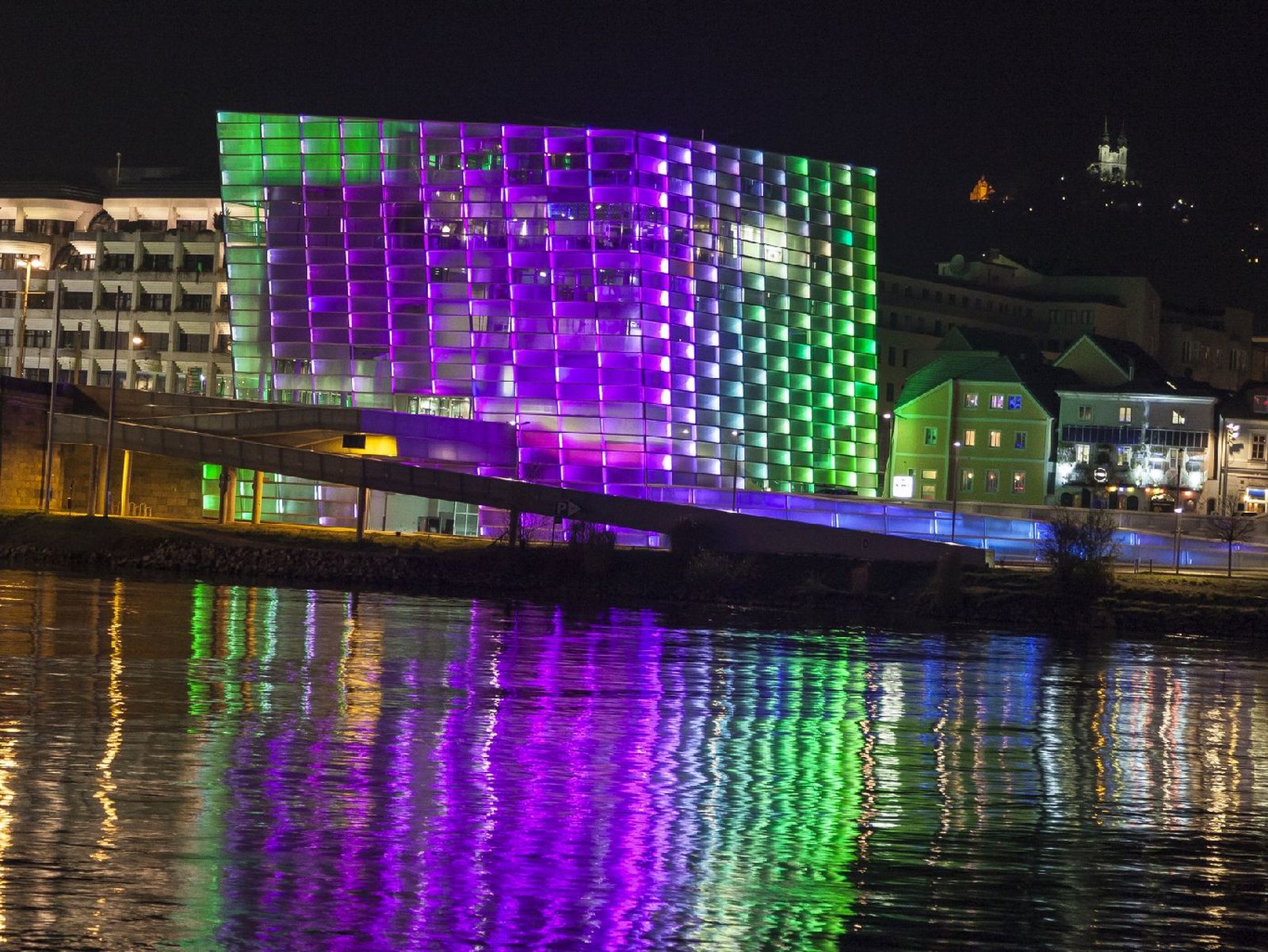 Edificio iluminado en Linz, Austria Edificio iluminado en Linz, Austria