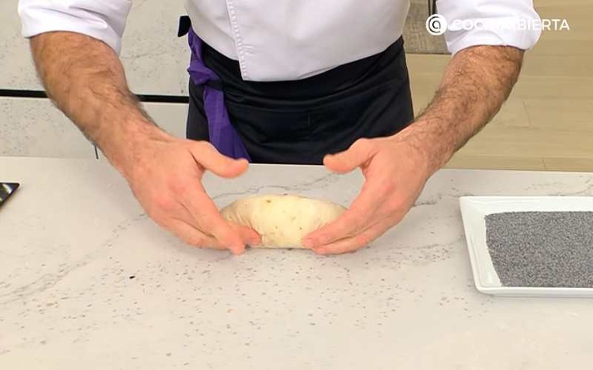 Divide y forma dos bollos alargados