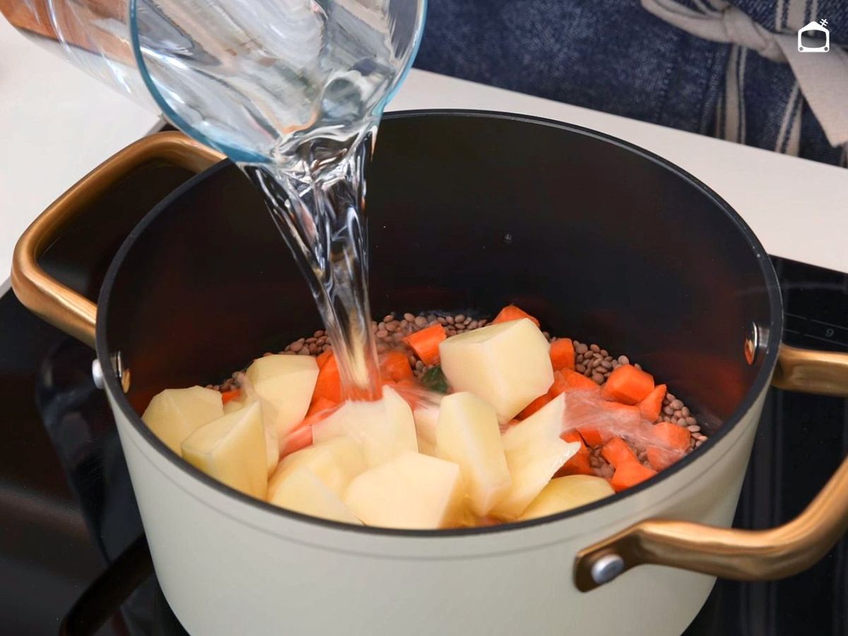 Prepara los ingredientes para la crema de lentejas en la cazuela