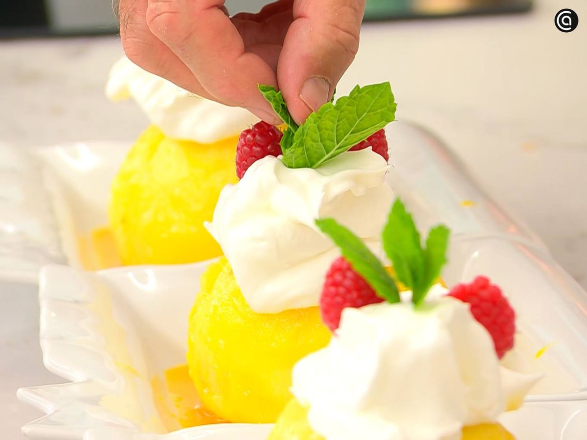 Sirve y decora las manzanas a la crema