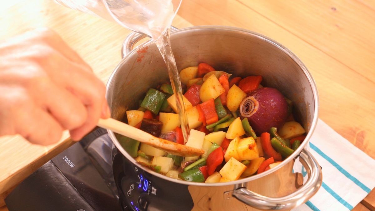 Guiso de patatas con verduras paso 3