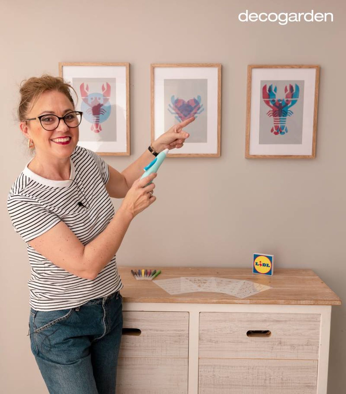 Tres cuadros pintados con aerógrafo decorando la pared.