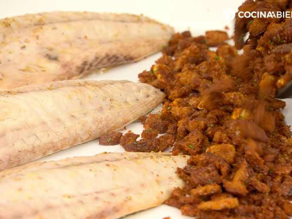 Acompaña el chicharro asado con migas de pan
