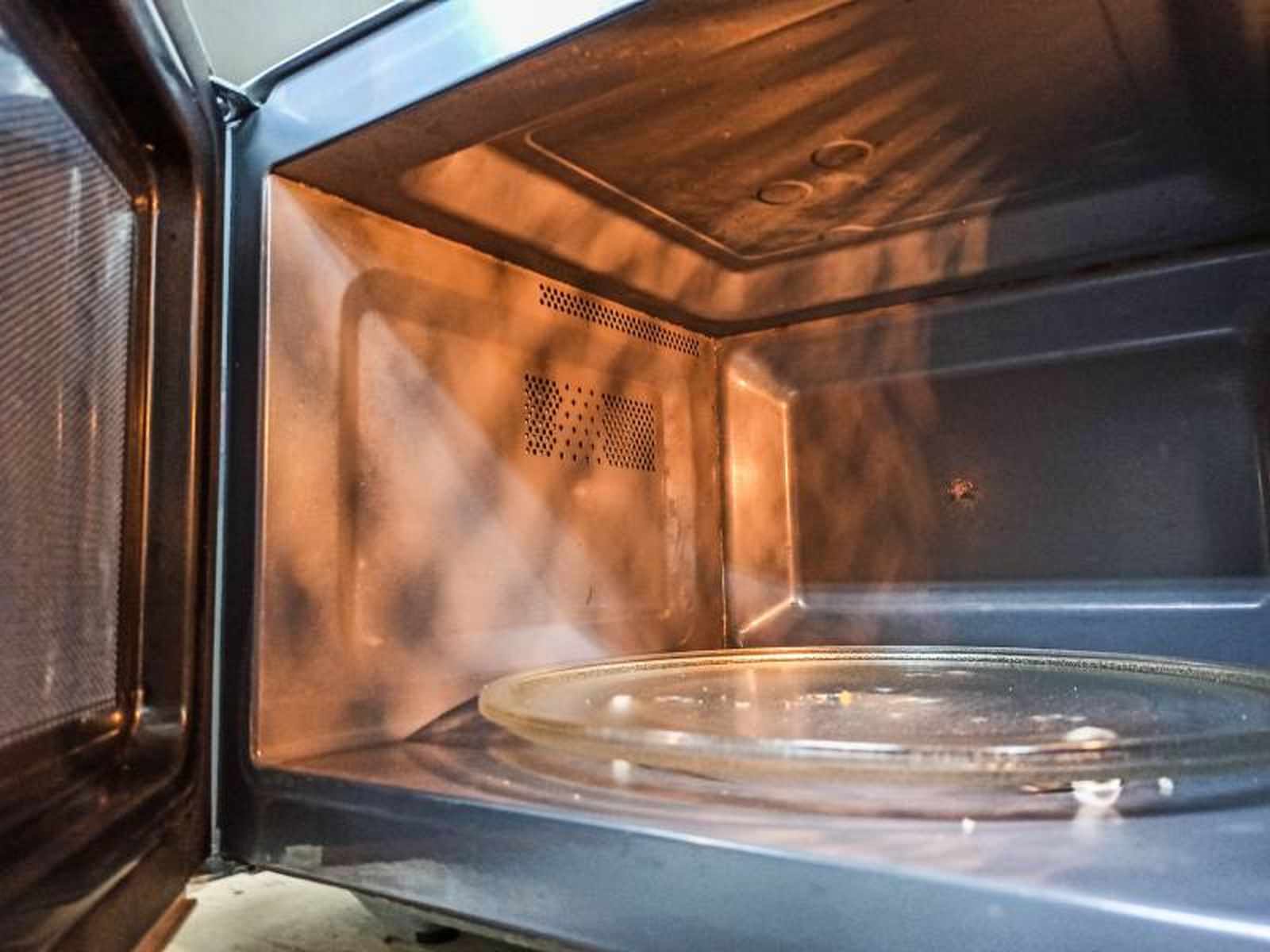 El papel de aluminio podría hacer que salten chispas o producir un incendio. El papel de aluminio podría hacer que salten chispas o producir un incendio.