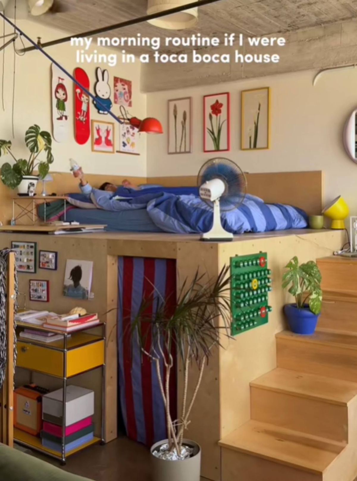 Paredes llenas de cuadros.