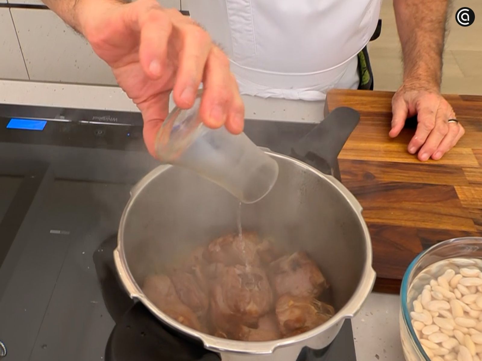 Dora bien el cuello de cordero por todos lados y cubre con el vino