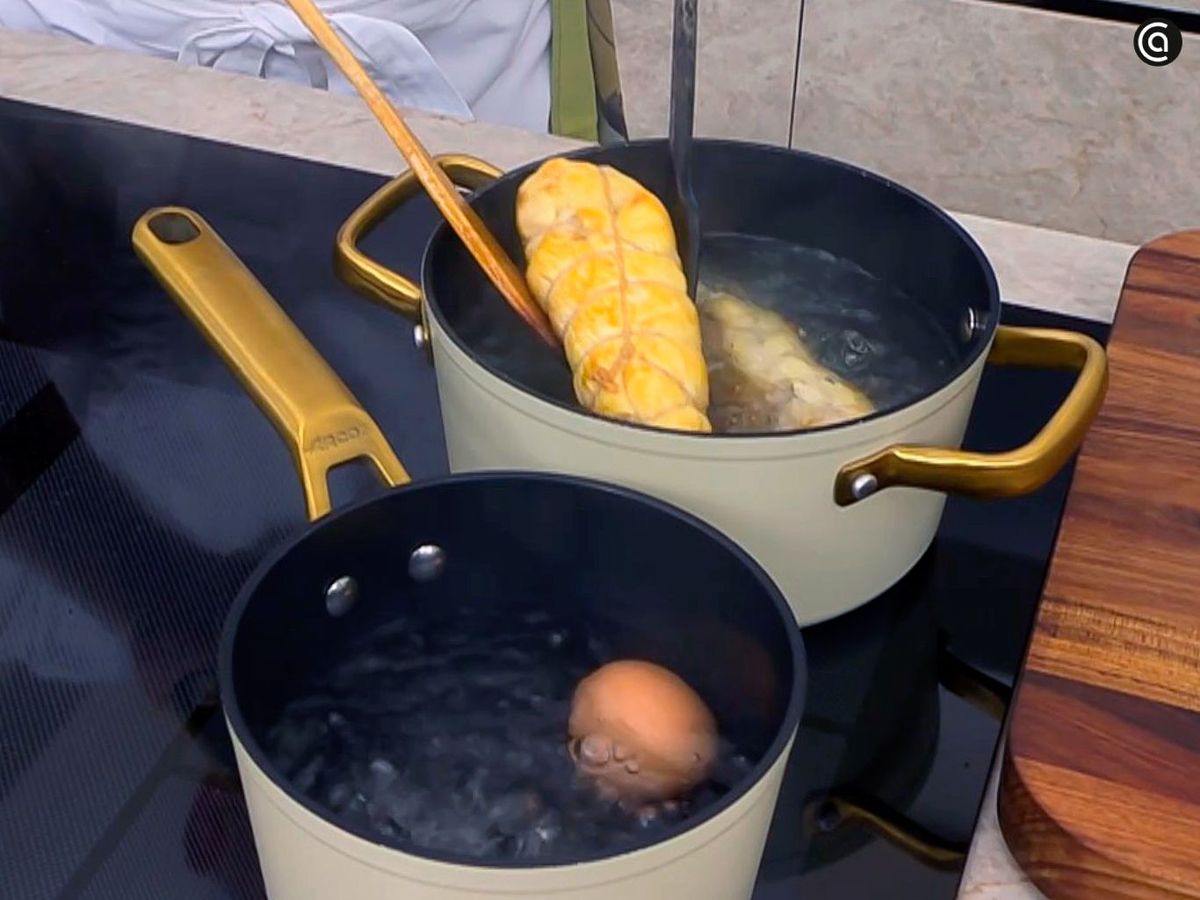 Cocer la pechuga y el huevo para la ensalada César con hongos