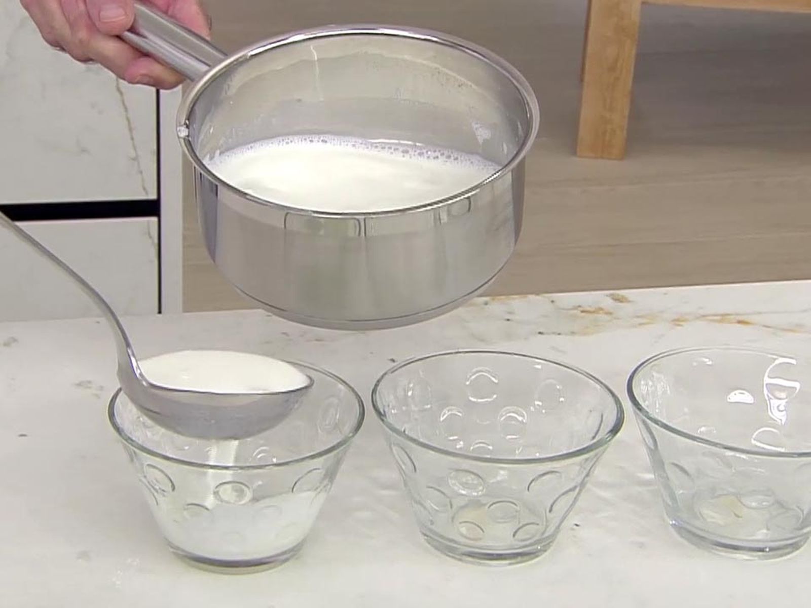 Reparte la leche en los recipientes karl6620 como hacer cuajada casera arguinano paso 3