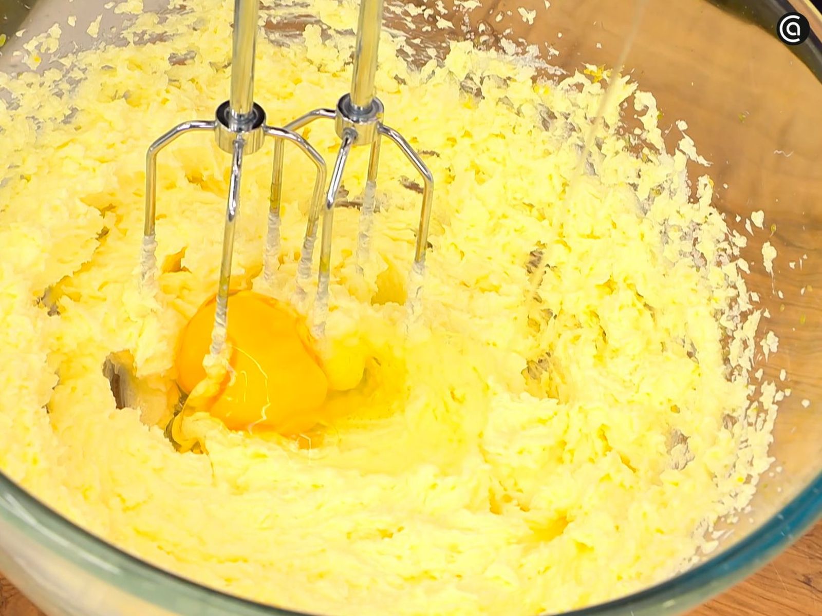 Añade los huevos de uno en uno y bate hasta obtener una masa suave