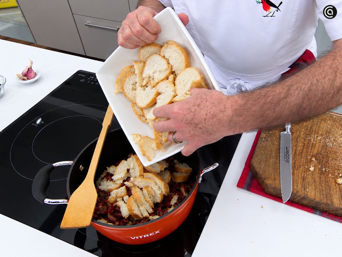 Añade el pan de víspera al rehogado de la sopa castellana