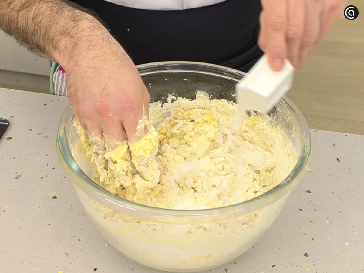 Mezcla y amasa hasta obtener una masa lisa; deja reposar hasta que duplique su volumen