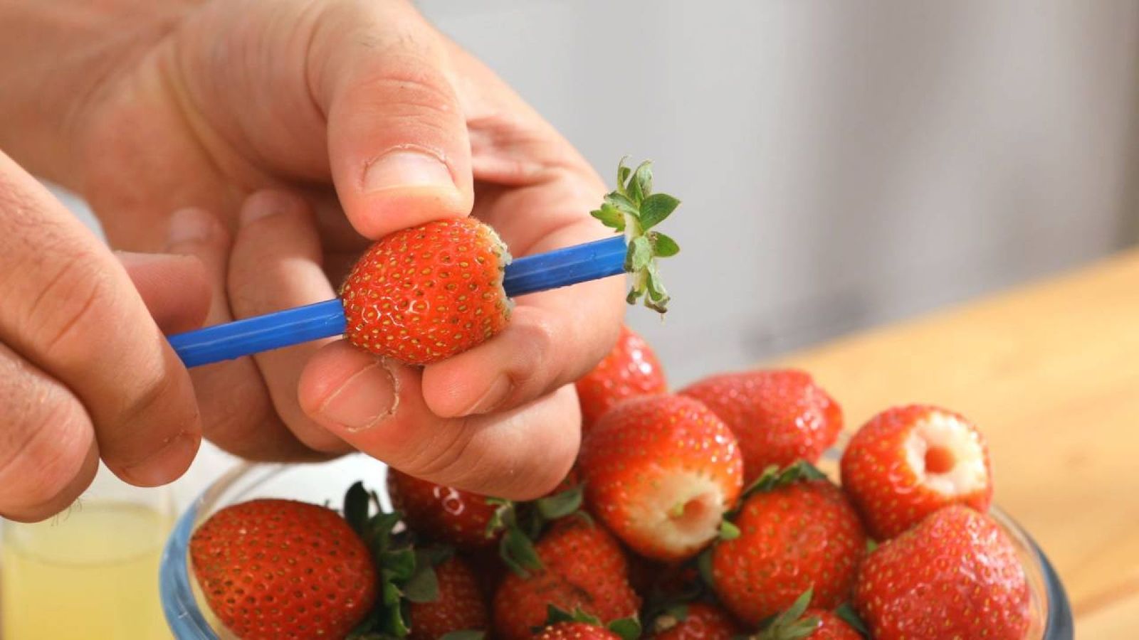 Técnica cómo quitar el tallo a las fresas con una pajita Pajita Técnica cómo quitar el tallo a las fresas con una pajita Pajita