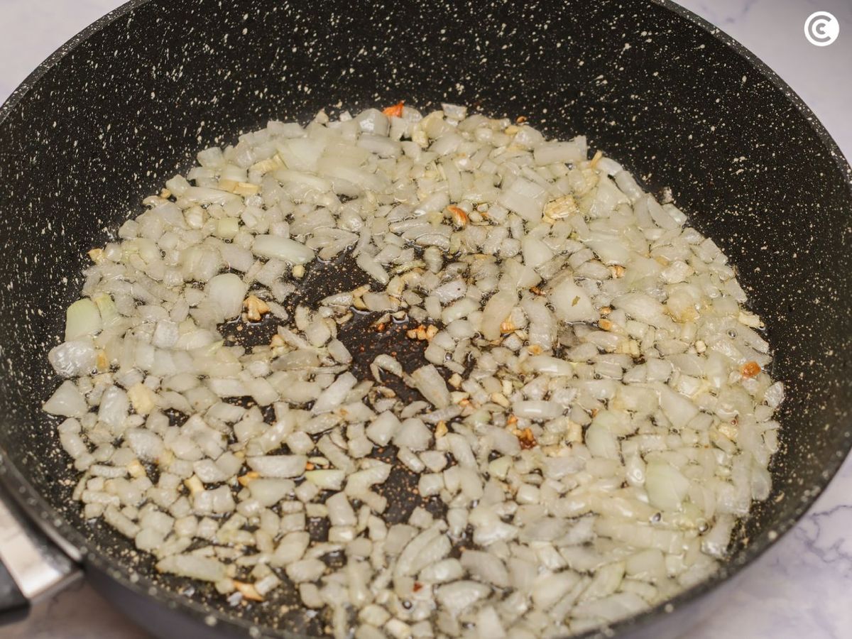 Sofreír la cebolla para el gallo pinto