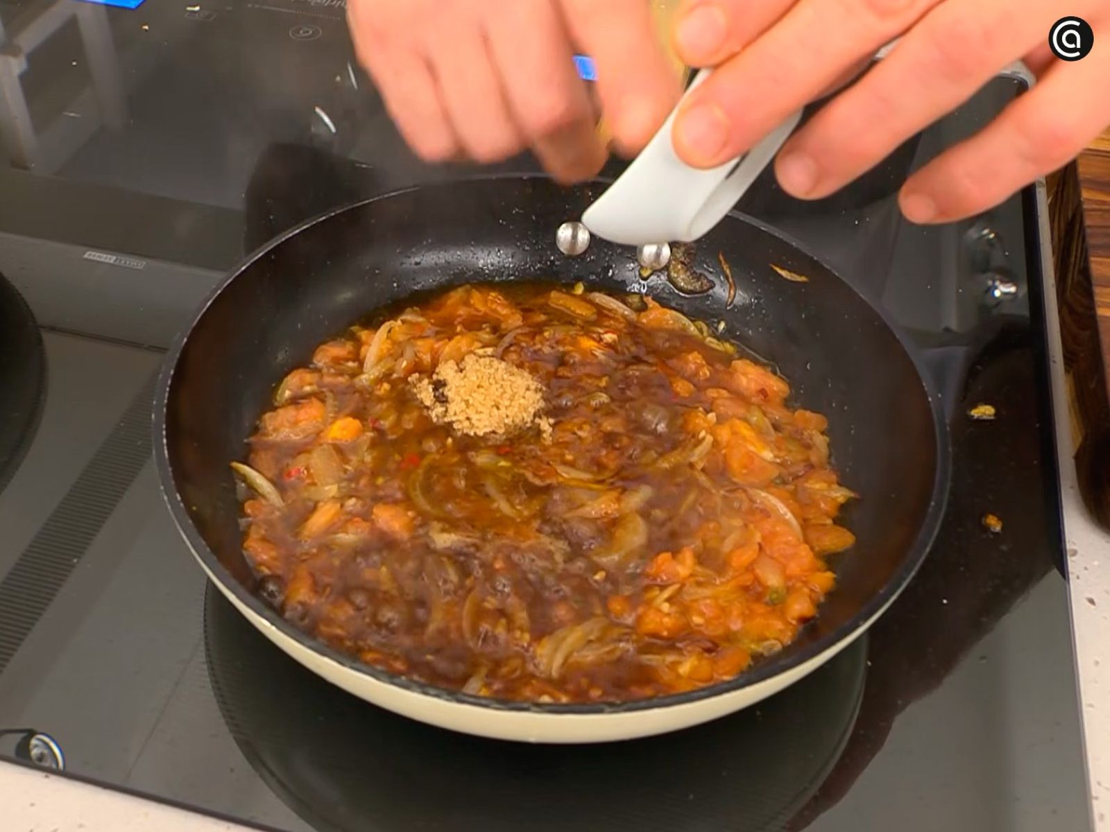 Agregael tomate, la salsa de soja, el zumo de limón y el azúcar moreno