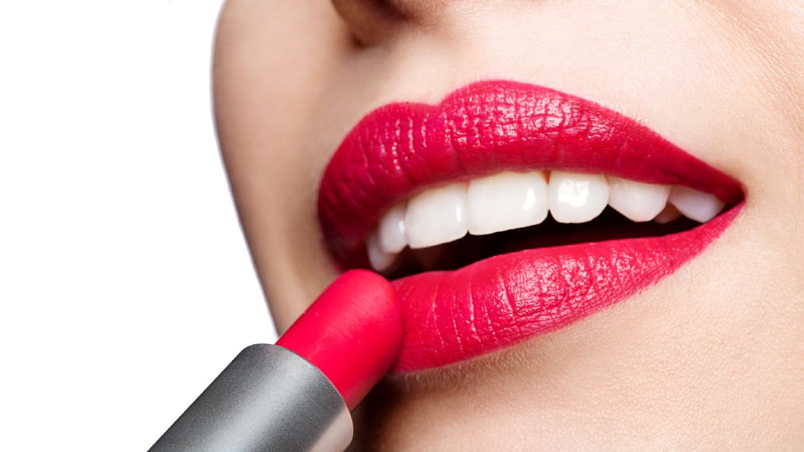 Trucos infalibles para evitar mancharse los dientes con el pintalabios