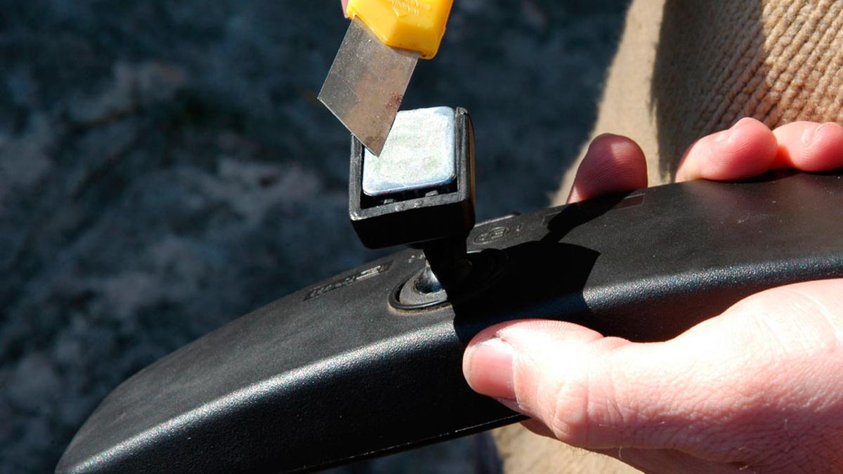 Sujeción de espejo retrovisor paso 2