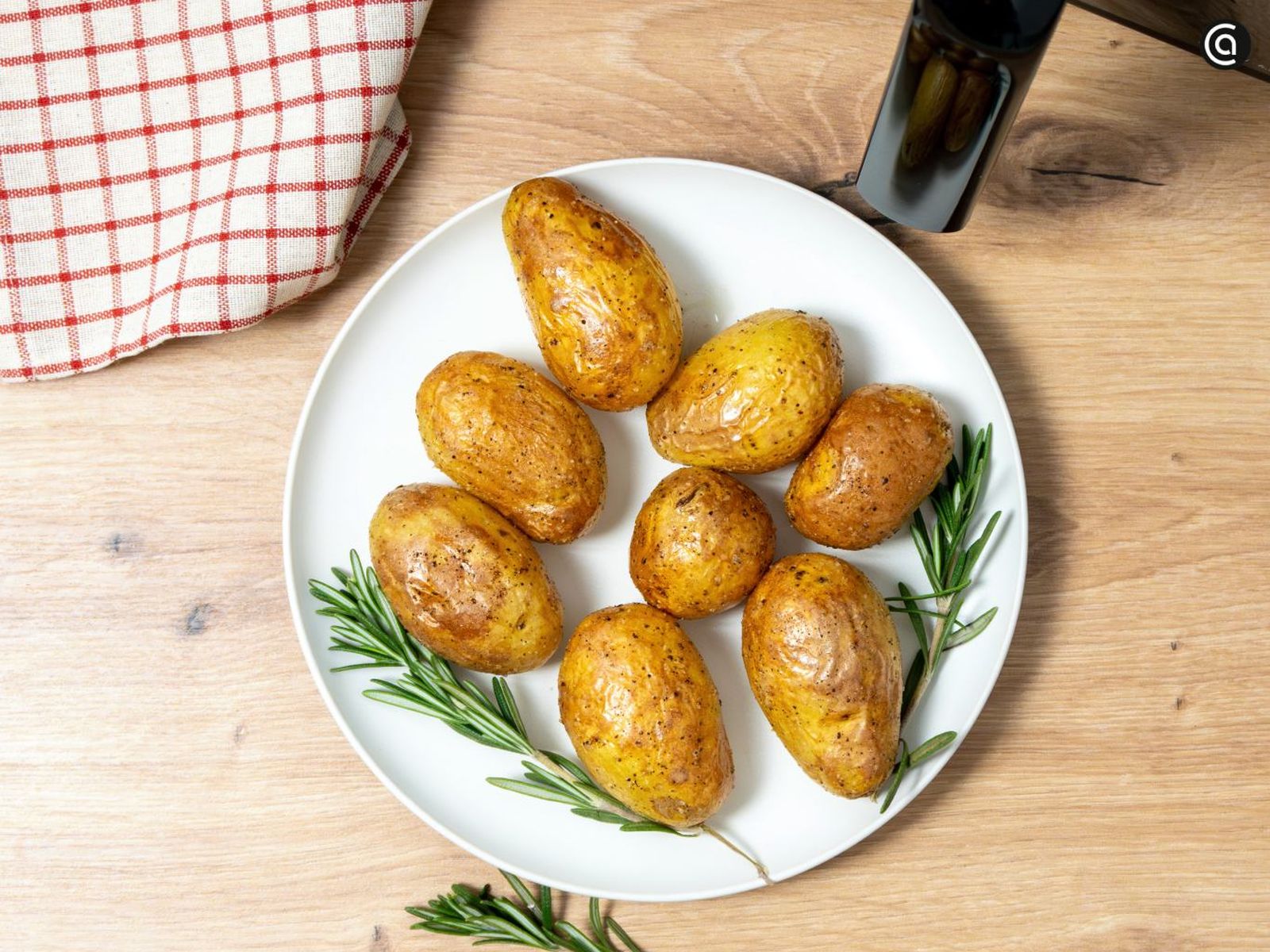 Sirve las patatas asadas en la freidora de aire recién hechas