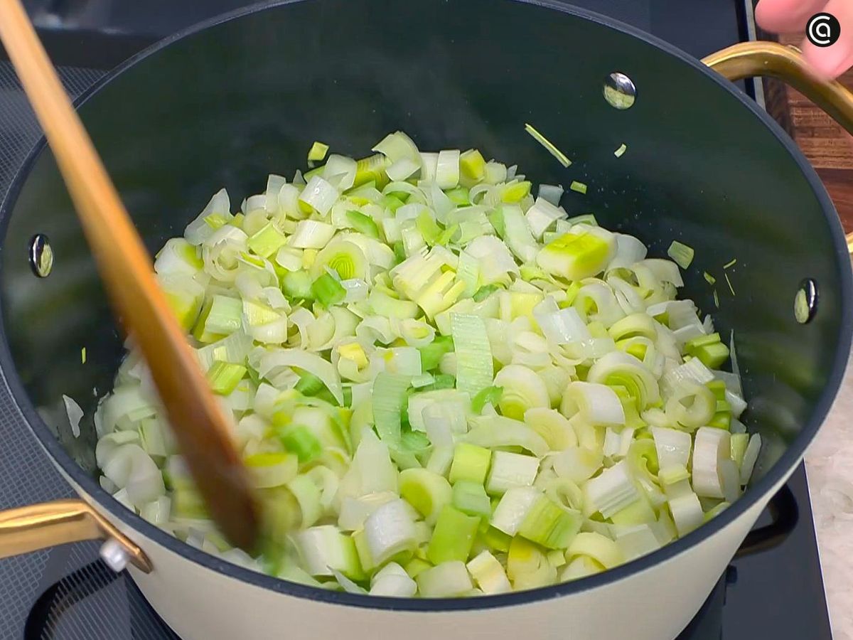 Preparar las verduras para la crema de puerro, pera y jengibre