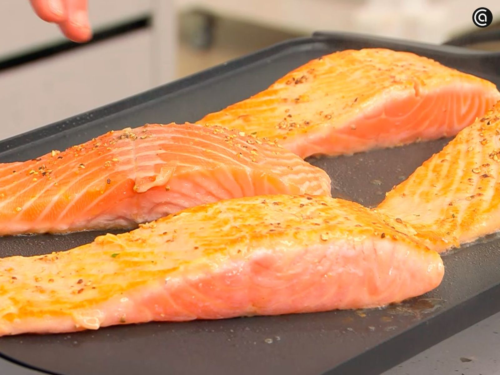 Coloca las supremas de salmón en la plancha caliente