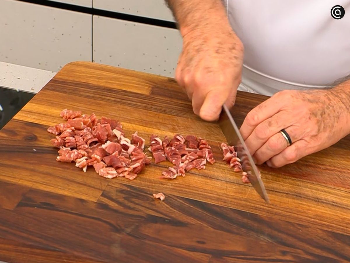 Corta el jamón en dados pequeños