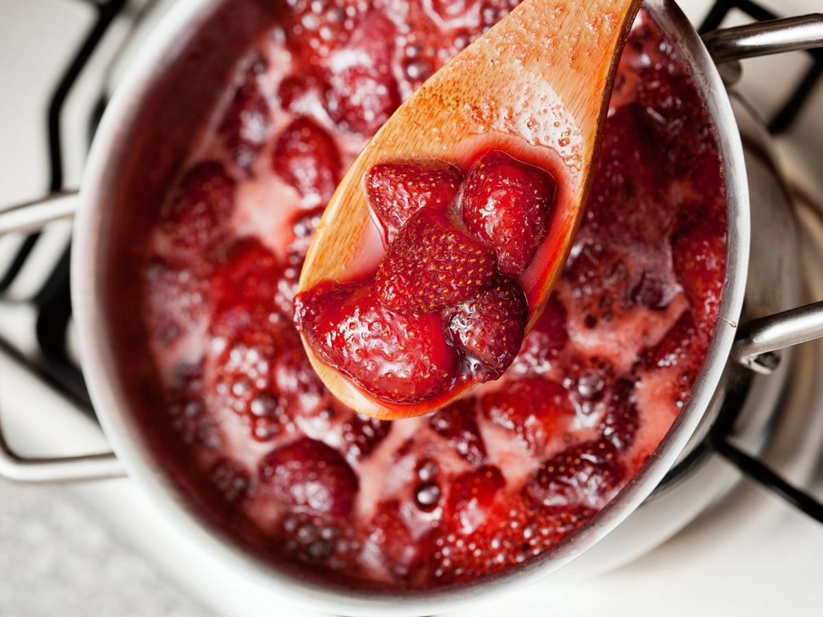 La mermelada se obtiene mediante la cocción de frutas enteras, troceadas o trituradas