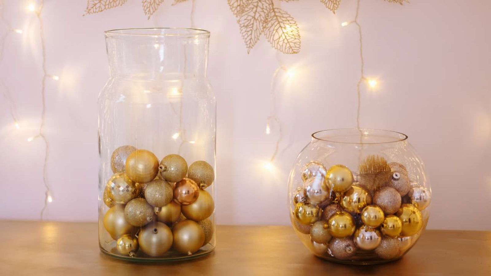 Jarrones de Navidad decorados con bolas doradas. Jarrones de Navidad decorados con bolas doradas.