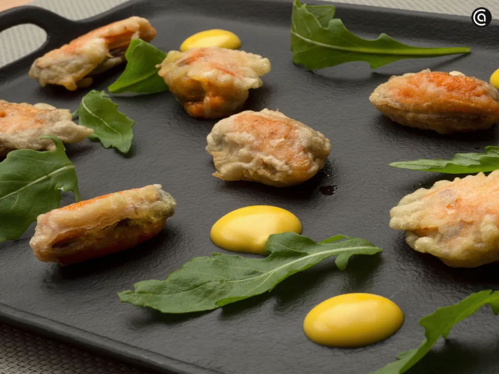 Mejillones en tempura con mahonesa de azafrán, un entrante económico con un toque festivo.