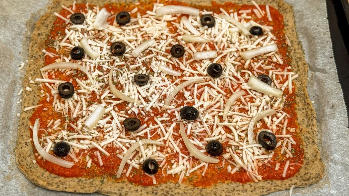Pizza vegana de coliflor para hornear
