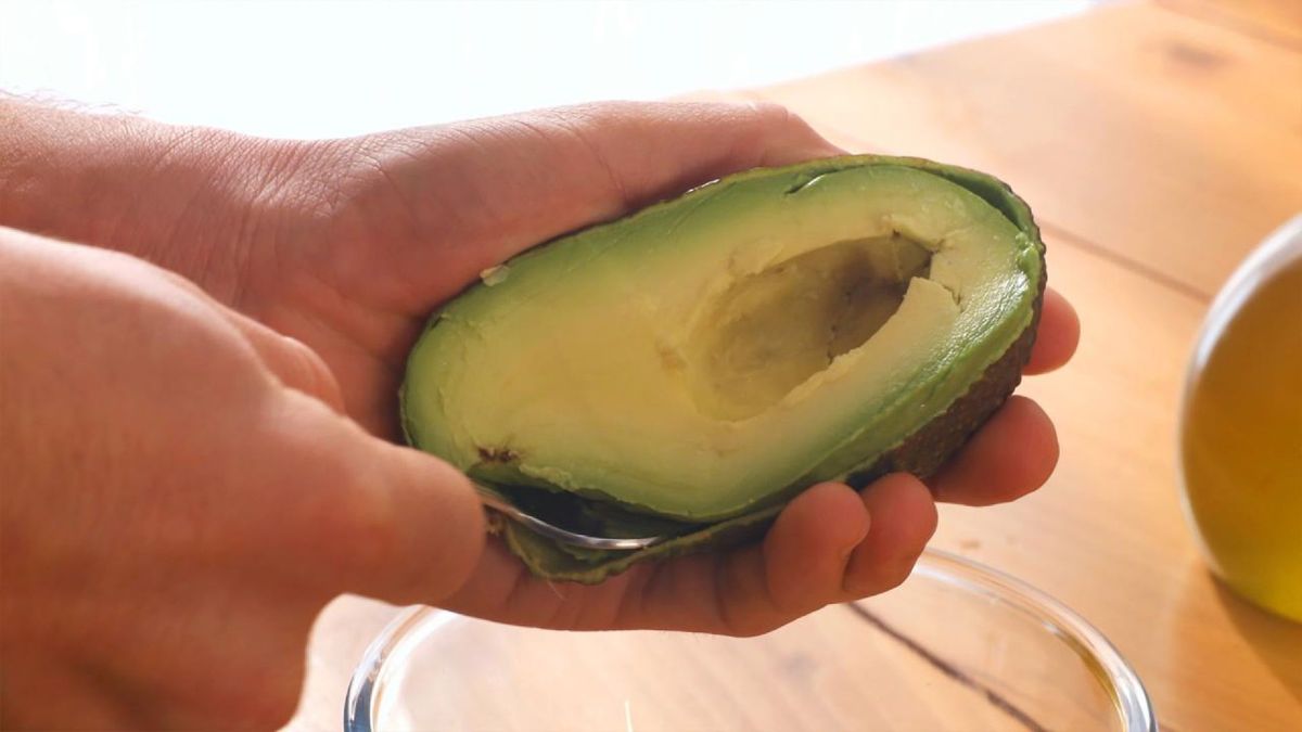 Extrae la pulpa del aguacate con una cuchara y prepara una deliciosa crema