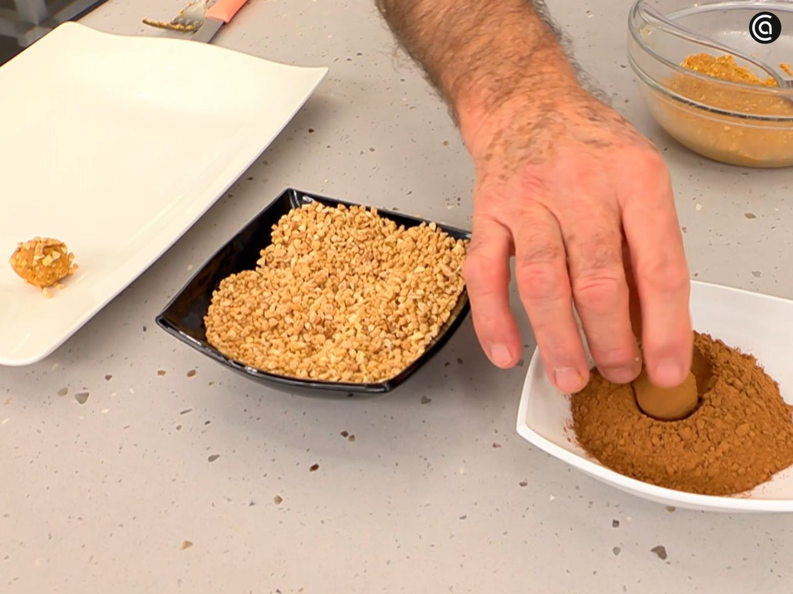Forma pequeñas trufas y pásalas por cacao en polvo y crocanti de almendra