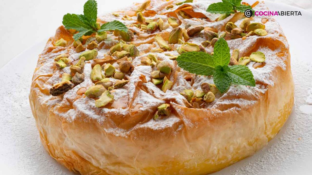 Tarta griega de pasta filo rellena de crema pastelera, con miel y pistachos