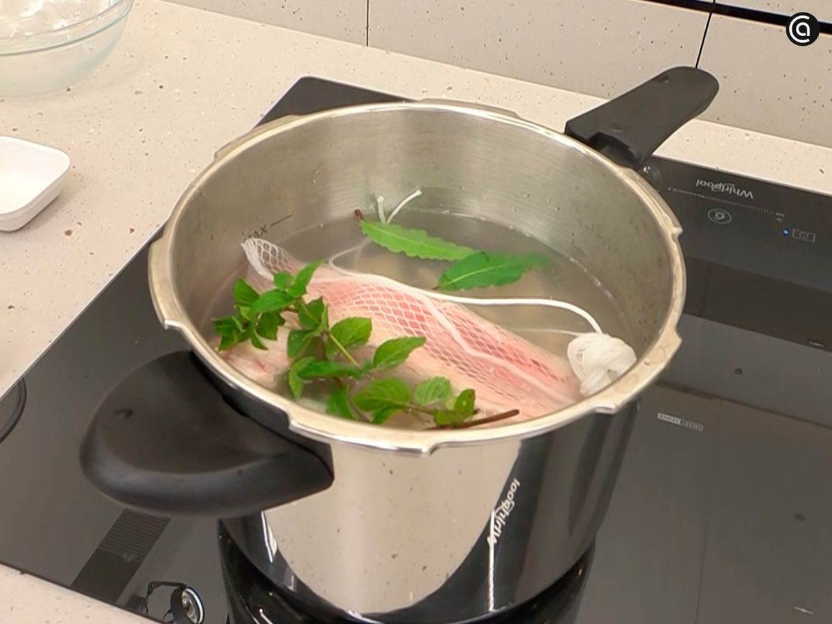 Cuece juntos los callos y la manita de cerdo en la olla rápida