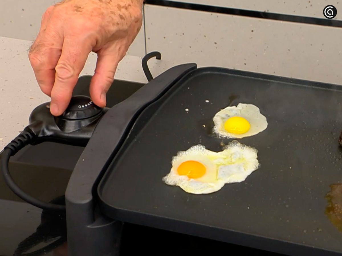 Fríe los huevos de codorniz solo unos segundos, lo justo para mantener la yema sin cuajar