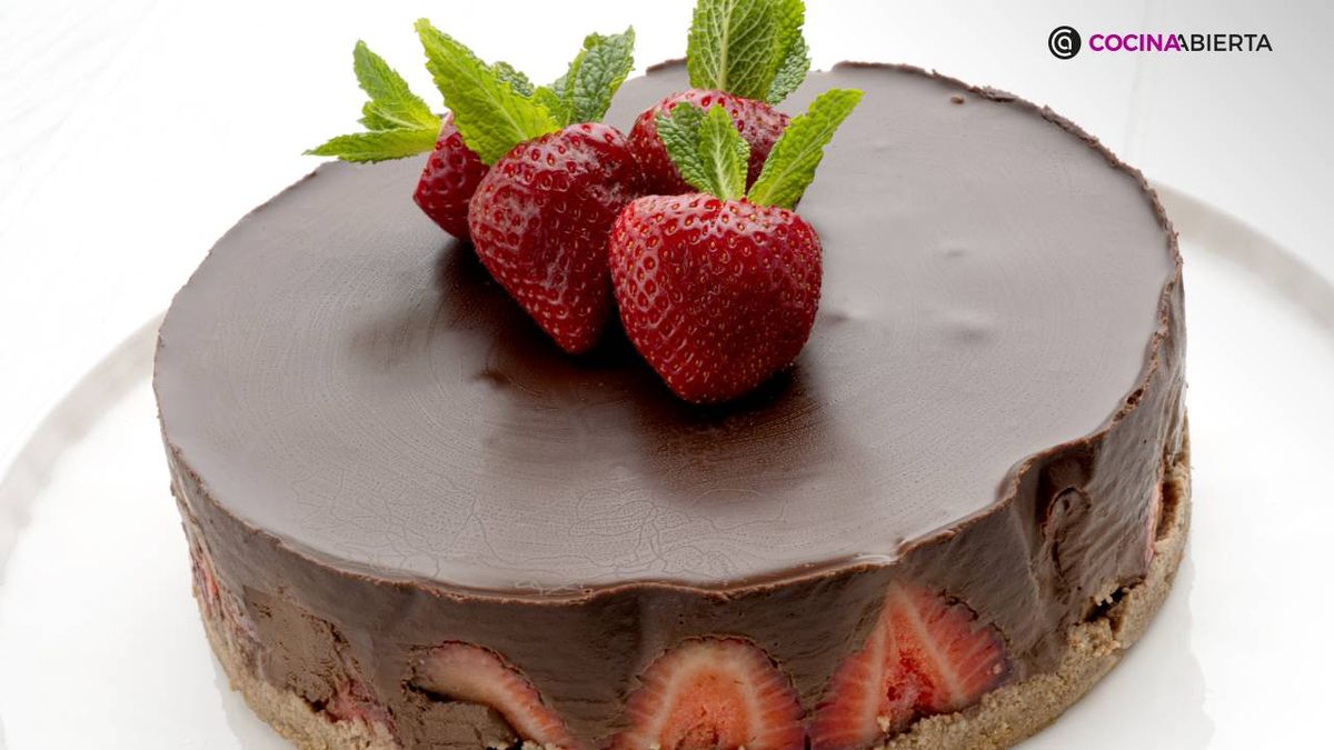 Tarta de fresas y chocolate, un cremoso postre de Eva Arguiñano (sin horno)