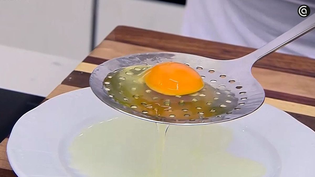 Cascar el huevo sobre una espumadera