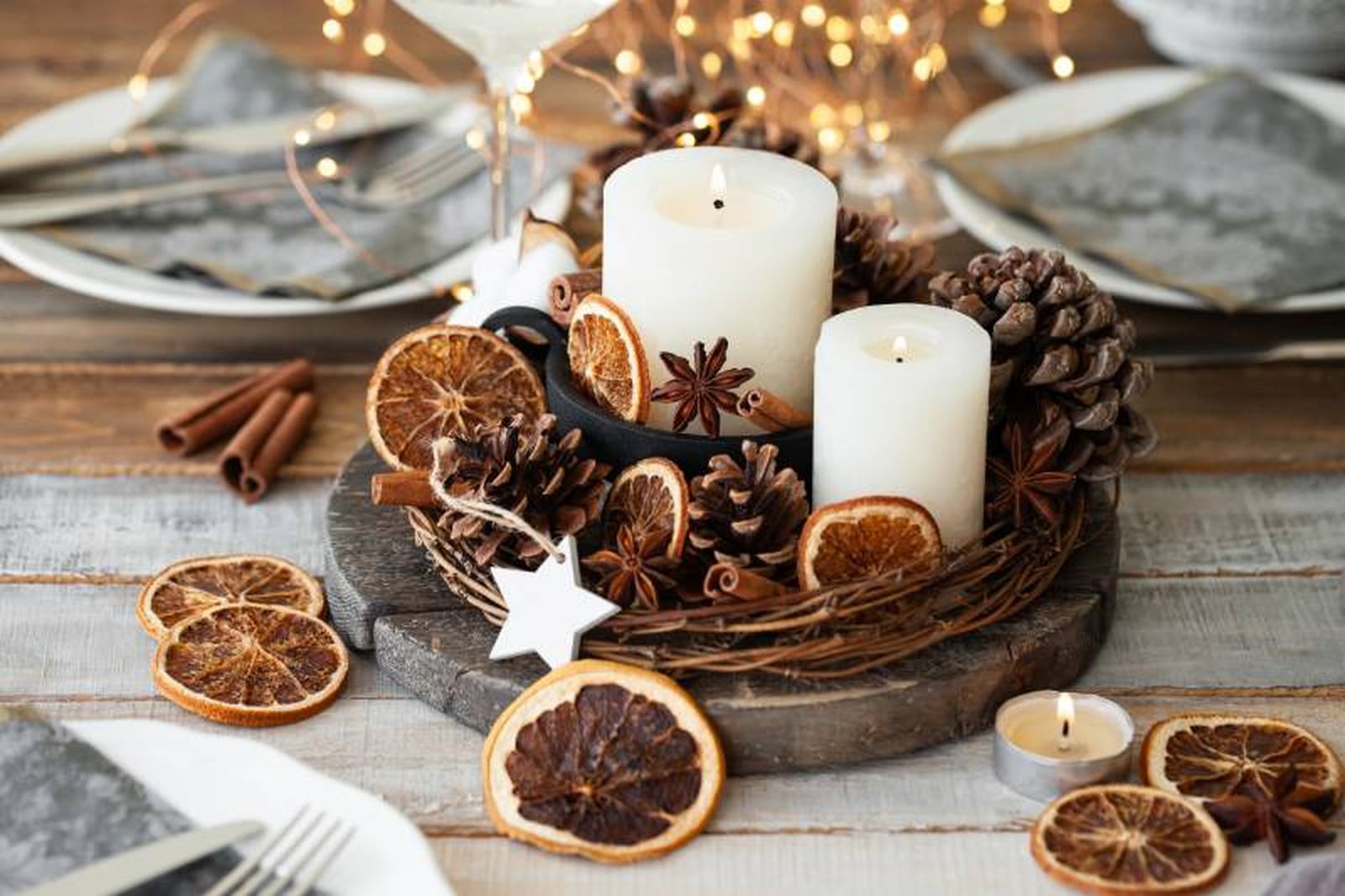 Mesa con decoración invernal.