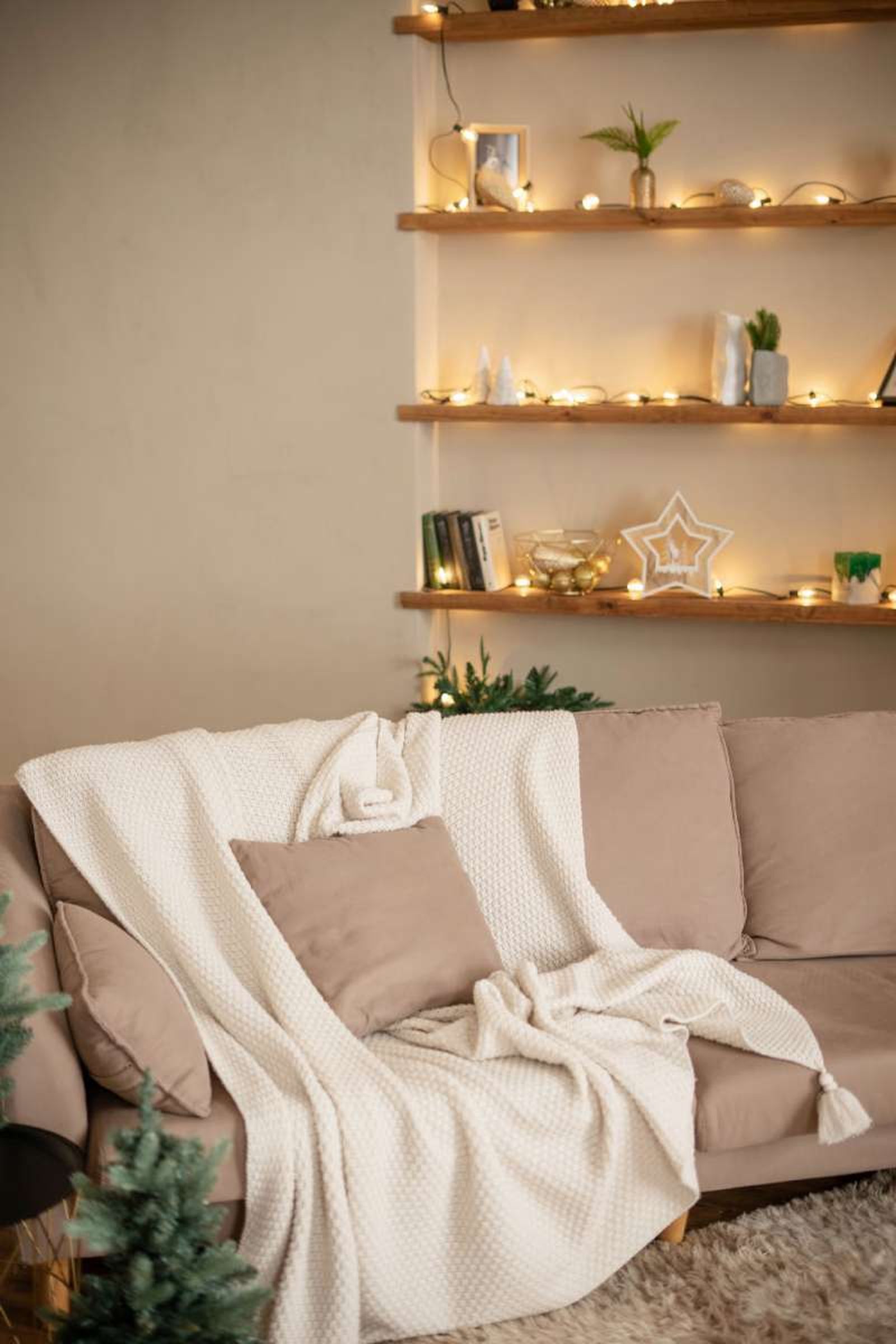 Estantería con decoración de Navidad sencilla en una sala de estar. Estantería con decoración de Navidad sencilla en una sala de estar.