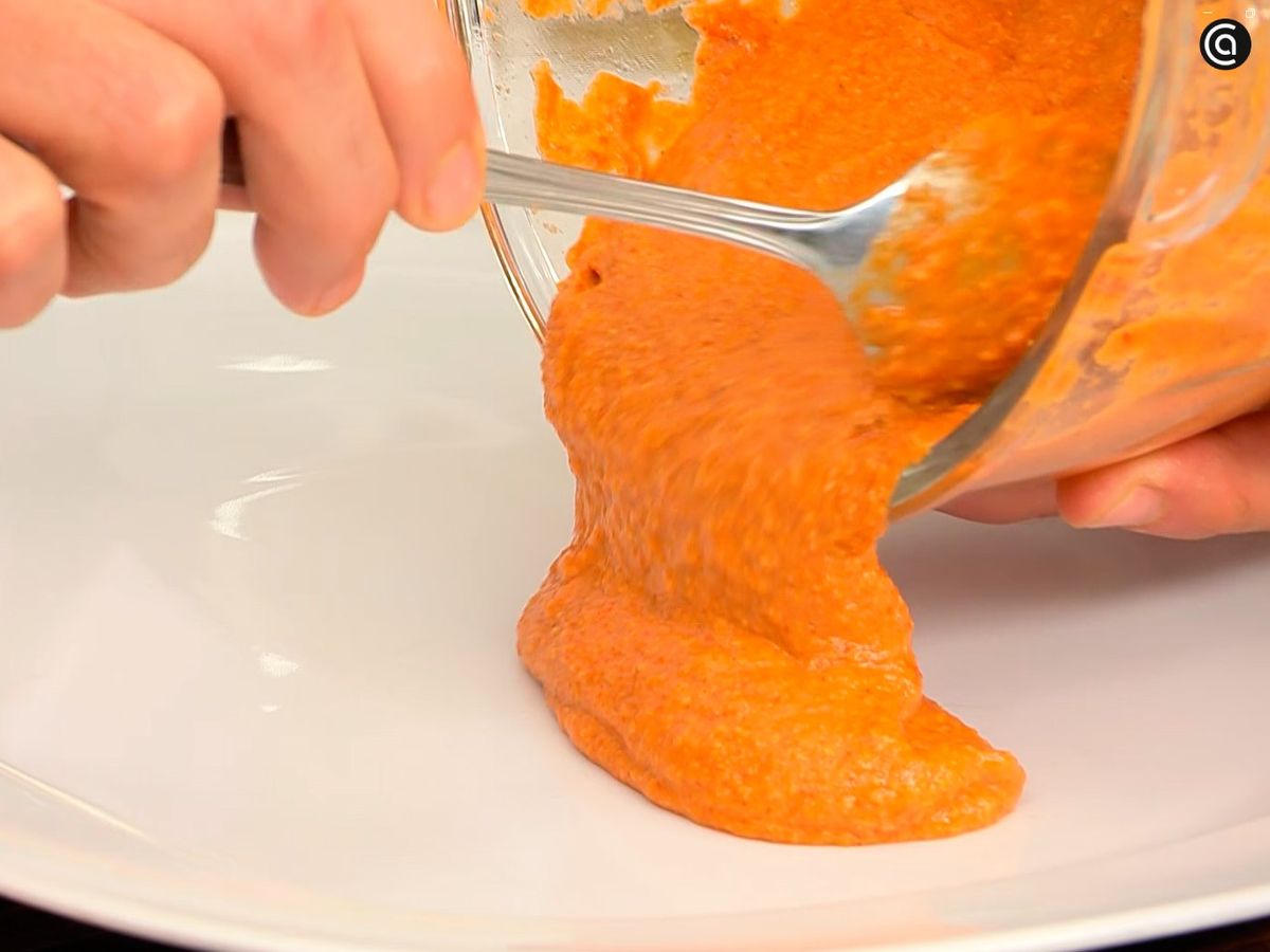 Tras triturar, sirve la mezcla en un cuenco